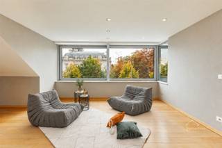 <p><span><strong>Home4You verkoopt:</strong> een bijzonder ruim en lichtrijk appartement van <strong>99 m²</strong>, gelegen op de <strong>2e verdieping</strong> van een kleinschalige residentie in het hart van Destelbergen.</span></p><p><span>Dé blikvanger is zonder twijfel het uitzicht. Zowel vanuit de <strong>royale leefruimte als de ruime leefkeuken</strong> kijkt u rechtstreeks uit op het groene <strong>Kasteeldomein Van Acker</strong>. De avondzon valt hier heerlijk binnen en zorgt voor een bijzonder aangename sfeer.</span></p><p><span>Ruimte vormt de rode draad doorheen het appartement. De woonkamer biedt moeiteloos plaats aan meerdere zitmeubelen en een ruime eettafel. Ook de afzonderlijke keuken is royaal opgevat en biedt nog voldoende plaats voor een extra eetplek.</span></p><p><span>Aansluitend aan de keuken bevindt zich een <strong>uitzonderlijk ruime berging</strong> met plaats voor wasmachine, droogkast en bijzonder veel bijkomende opslagruimte.</span></p><p><span>Verder beschikt het appartement over <strong>2 ruime slaapkamers</strong>. Eén slaapkamer is momenteel voorzien van een dressingkast, terwijl de tweede kamer eveneens perfect kan worden ingericht als slaapkamer, bureel of thuiswerkruimte.</span></p><p><span>De <strong>brede inkomhal en ruime deuropeningen</strong> versterken het open en comfortabele karakter van het appartement. De badkamer is uitgerust met een douche en dubbele lavabo en daarnaast zijn er <strong>2 toiletten</strong>.</span></p><p><span>De lift brengt u rechtstreeks tot niveau -1, waar zich een <strong>zeer ruime private kelderberging</strong> bevindt. Daarnaast zijn er <strong>private parkeermogelijkheden beschikbaar</strong>.</span></p><p><span>Ook qua afwerking werd gekozen voor <strong>kwalitatieve materialen</strong>, waaronder echte parket en een verzorgde keuken met ingebouwde vaatwasser en kwalitatieve toestellen.</span></p><p><span>Het appartement wordt verwarmd op <strong>aardgas</strong> en beschikt over een gunstig <strong>EPC label B – 115 kWh/m²jaar</strong>.</span></p><p><span>De residentie omvat het gelijkvloers, een eerste en een tweede verdieping en telt <strong>4 appartementen en een handelsruimte op het gelijkvloers</strong>. Winkels, scholen, openbaar vervoer en dagelijkse voorzieningen bevinden zich vlakbij, terwijl het wandelbare Kasteeldomein letterlijk aan de overzijde ligt.</span></p><p><span><strong>Vloerplannen beschikbaar op aanvraag.</strong></span></p><p><span><strong>4 kernpunten:</strong></span></p><p><span>• <strong>Topligging:</strong> centrum Destelbergen, recht tegenover Kasteeldomein Van Acker</span><br /><span>• <strong>Ruimte:</strong> 99 m², 2 ruime slaapkamers en uitzonderlijk veel bergruimte</span><br /><span>• <strong>Energie & kwaliteit:</strong> EPC B, aardgas, echte parket en kwalitatieve keukenapparatuur</span><br /><span>• <strong>Comfort:</strong> private parkeermogelijkheden beschikbaar, 2 toiletten, lift tot -1 én zeer ruime kelderberging</span></p>