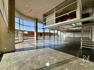 Ruime toonzaal met 3 bureaus, magazijn en sanitaire voorzieningen te huur in Meulebeke.<br /><br />Indeling is als volgt:<br />Vooraan het pand is er een toonzaal van 245m². Boven de toonzaal bevinden zich drie bureaus met keuken en sanitair. Oppervlaktes bureaus: 25m², 34m² en 60m². Oppervlakte keuken + toilet: 13m².<br />Achter de toonzaal is er nog een magazijn van 425m² met sectionale poort. <br /><br />Bel gerust Norman 0479402484 voor meer info. Op deze site zijn vele invullingen mogelijk.