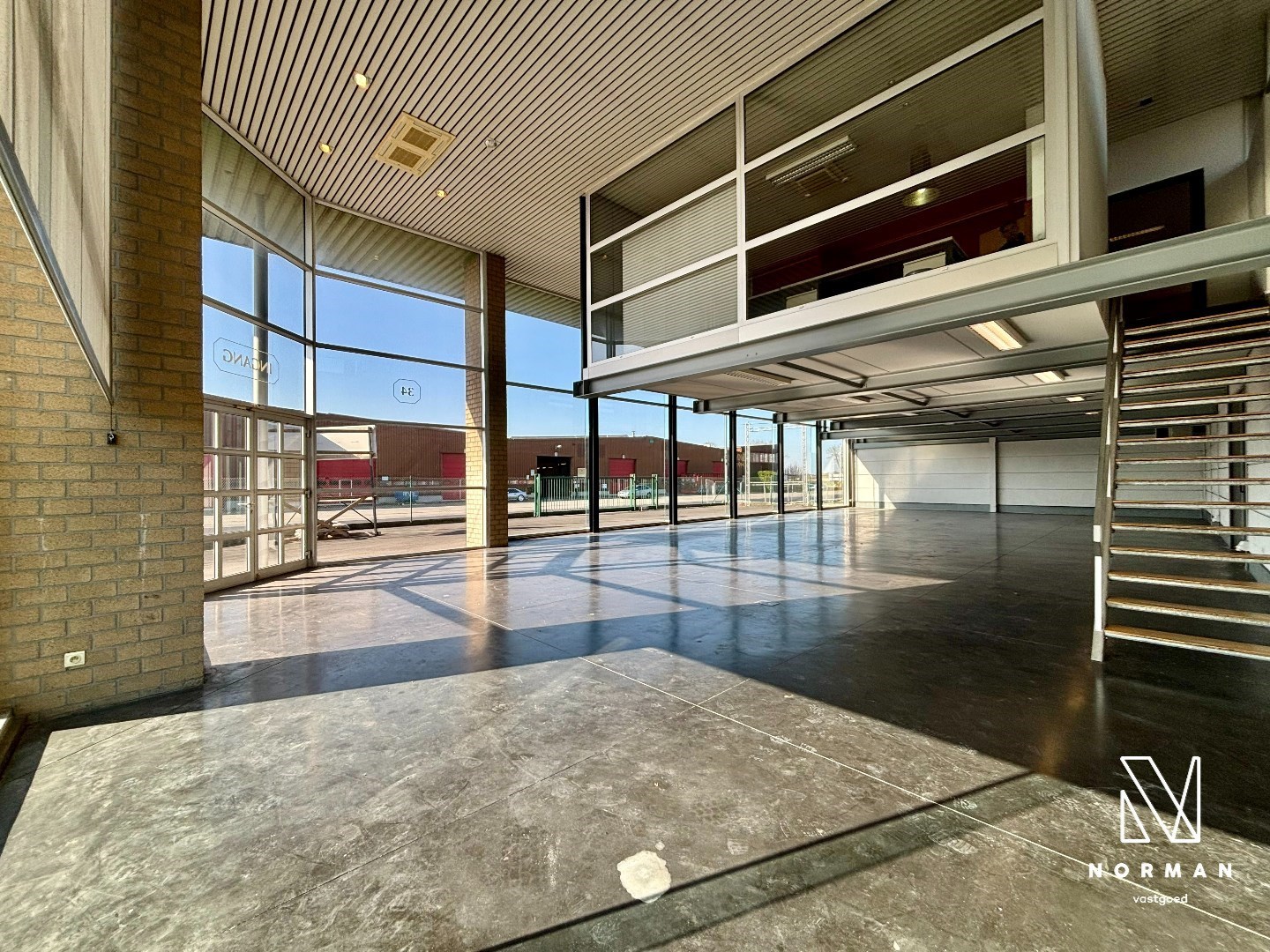 Toonzaal met bureaus en magazijn te huur in Meulebeke - foto 3