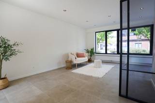 Deze volledig gerenoveerde woning is zeer rustig gelegen in een doodlopende straat in Haasdonk, op slechts enkele minuten van winkels, scholen en...
