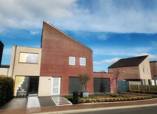 Ben je op zoek naar een ruime en lichtrijke woning met karakter en de mogelijkheid tot praktijk/vrij beroep? Deze woning is ideaal voor wie een gezinswoning zoekt waar je kan wonen en werken onder 1 dak, een kangoeroewoning of kortom een woning met veel potentioneel.<br />Gelegen in een rustige woonwijk vormt deze halfopen woning de ideale thuisbasis voor gezinnen met kinderen. De veilige en kindvriendelijke omgeving biedt rust en weinig verkeer. <br /><br />Gezinswoning: Via de inkomhal met gastentoilet komt u in de lichtrijke leefruimte met open leefkeuken(25m2). Volledig geïnstalleerd met ingebouwde oven, stoomoven, microgolfoven en vaatwas. De leefruimte (60m2) is voorzien van parket en tegels met een gezellige haard. Beide ruimtes kijken uit op de tuin. Er zijn 5 slaapkamers, waarvan 1 gebruikt als dressing en 1 zolderkamer met schuin dak. Ook 2 badkamers, waarvan de ene met inloopdouche en de ander met een ligbad van 1,2m breedte! Op de eerste verdieping is er ook een toilet aanwezig. Er is via de zolderkamer nog een stukje zolder beschikbaar. Een slaapkamerr voorziet via een plat dak een stuk terras aangelegd met kunstgras.<br />De tuin (170m2) heeft een groot terras met verschillende zithoeken en een zwemspa. Deze kan eventueel ook overgenomen worden. Er is een klein tuinhuis aanwezig en een fietsberging.<br /><br />Praktijk: De aparte inkomhal geeft toegang tot een kleine wachtruimte, een apart toilet en een kabinet die uitkijkt op de tuin. Langs de trap kom je in de oefenruimte/fitness (25m2) terecht. Deze is voorzien van een terras aangelegd met kunstgras. Verder is er een aparte berging voor wasmachine en droogkast.<br /><br />De woning is gelegen nabij het schoppingcentrum van Bredene, scholen en openbaar vervoer.<br /><br />Extra troeven:<br />energiezuinig met zonnepanelen en 2 laadbatterijen<br />regenwaterput 7000L<br />ramen deels voorzien van screens (elektrisch)<br />2 afzonderlijke opritten<br />instapklaar