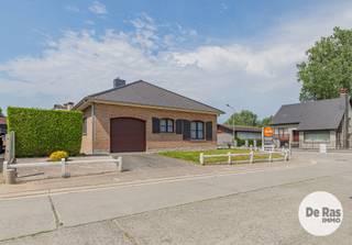 EERSTE BEZOEKDAG WOENSDAG 19/08 VAN 17U TOT 20U OF DONDERDAG 20/08 VAN 17U TOT 20U (enkel op afspraak!)<br /><br />HERZELE - Deze op te frissen bungalow met 3 slaapkamers vindt u in een rustige verkaveling nabij het centrum van Herzele. De ligging van dit pand is bijzonder aantrekkelijk met scholen, winkels en horecazaken in de directe omgeving. Daarnaast geniet deze woning van een heel goede bereikbaarheid door de nabijheid van het openbaar vervoer, het station, belangrijke invalswegen en de E40.<br /><br />Naar indeling toe bevindt zich in de woning een inkomhal met gastentoilet, een ruime, lichtrijke leefruimte, een keuken, een bijkeuken en een inpandige garage. Verder is er ook nog de nachthal, 3 slaapkamers en een badkamer. De woning beschikt ook nog over een hele ruime zolder die nog veel mogelijkheden kan bieden.<br /><br />De leuke tuin is een extra troef!<br /><br />Naar comfort toe is de woning voorzien van dubbele beglazing (hout), centrale verwarming op stookolie, 8cm plafondisolatie,...<br /><br />Kortom, bent u op zoek naar een op te frissen bungalow met 3 slaapkamers, garage en een leuke tuin? Aarzel dan niet en maak snel een afspraak! Voor meer info en bezoek 053/60.65.60.