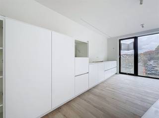 <p><span>Nieuwbouwproject gelegen centrum Maria-ter-Heide. </span></p><p><span> </span></p><p><span>Ontdek het ultieme woongenot in dit energiezuinige en moderne appartement, gelegen in het bruisende centrum van Maria ter Heide.<br /><br /></span></p><p><span>Dit gloednieuwe appartement biedt het beste van comfort en stijl, met een ruime leefruimte en een open op maat gemaakte 'CASCAN' keuken van voorzien van topapparatuur(Miele). </span></p><p><span>Dankzij de driedubbele beglazing geniet u van maximale rust. <br />Bovendien bevindt u zich middenin de dorpskern met alle nodige voorzieningen, zoals bakkers, slagers, supermarkten, openbaar vervoer en scholen. Met de nabijheid van de op- en afrit van de autostrade bent u ook perfect verbonden met de rest van het land.<br />De twee slaapkamers bieden voldoende ruimte voor rust en privacy, terwijl de badkamer een oase van ontspanning is. </span></p><p><span> </span></p><p><span>Grote troef aan dit appartement is het overdekt terras met verlichting, ideaal voor zelfs de regenachtige zomeravonden!</span></p><p><span> </span></p><p><span>Met een extra ruime privé berging en overdekte staanplaats achteraan het gebouw is aan alle praktische behoeften gedacht. </span></p><p><span> </span></p><p><span>Dit appartement zal afgewerkt worden met verlichtingsarmaturen en raamdecoratie. </span></p><p><span> </span></p><p><span>VASTE KOSTEN : 120,- euro per maand (incl. verzekering, beheer gebouw, onderhoud algemene delen, elektriciteit en water algemene delen, ruimen septische putten, brandbeveiligingskosten) </span></p><p><span> </span></p><p><span> </span></p><p><span> </span></p><p><span>Mis deze unieke kans niet om te wonen in comfort en luxe op een toplocatie. Neem vandaag nog contact met ons op voor meer informatie!</span></p>