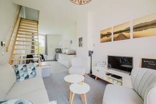 <strong>Deze energiezuinige woning is gelegen op één van de meest gegeerde locaties van Gent!</strong><br /><br /><strong>LIGGING</strong><br /><br />Gelegen op een absolute toplocatie nabij het UZ Gent, de Sterre en station Gent-Sint-Pieters, geniet u hier van een uitstekende verbinding met het stadscentrum, belangrijke invalswegen, universiteiten, winkels en openbaar vervoer.<br />Met een <strong>Mobiscore van 9,4/10</strong> bevinden alle dagelijkse voorzieningen zich binnen handbereik.<br /><br />Op wandelafstand vindt u het prachtige Citadelpark en het Paul de Smet de Naeyerpark, ideale plekken om te wandelen, sporten of ontspannen in het groen.<br />Hierdoor combineert deze woning het beste van 2 werelden: rustig wonen in een aangename buurt én genieten van alle voordelen die Gent te bieden heeft.<br /><br /><strong>INDELING</strong><br /><br />Op het gelijkvloers vindt u een inkomhal met plaats voor fietsen, een badkamer, berging, gastentoilet en een slaapkamer met directe toegang tot het terras en de gezellige stadstuin.<br />Op de 1ste verdieping vormt de lichtrijke leefruimte met open keuken het hart van de woning.<br />Grote raampartijen geven uit op een zonnig terras met trap naar de tuin, een heerlijke plek om in alle privacy te genieten van het buitenleven.<br /><br />De 2de verdieping omvat een polyvalente ruimte en een 2de slaapkamer.<br />Bovendien beschikt deze slaapkamer over een mezzanine, perfect als extra slaapplaats of praktische opbergruimte.<br /><br /><strong>Dankzij de uitstekende ligging en de slimme indeling is deze woning ideaal voor gezinnen, studerende kinderen of investeerders.</strong><br /><br />Contacteer Kevin: <strong>0476 66 55 50</strong>