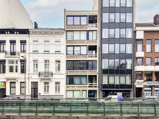 <p><span>Praktijk/kantoor ruimte op een gegeerde locatie</span></p><p><span> </span></p><p><span>OMGEVING</span></p><p><span>Gelegen op de gegeerde Britselei 28, bevindt deze unit zich op een uitstekende en centrale locatie in Antwerpen. De Britselei staat bekend om haar statige uitstraling en vlotte bereikbaarheid. Winkels, horeca, openbaar vervoer en belangrijke invalswegen bevinden zich op wandelafstand. Een ideale ligging voor wie centraal wil wonen of werken in de stad.</span></p><p><span> </span></p><p><span> </span></p><p><span>INDELING</span></p><p><span>Deze ruimte van ca. 55 m² wordt gebruikt als praktijkruimte en biedt vandaag tal van mogelijkheden. Via de inkomhal bereikt u het apart gastentoilet en een wachtruimte. De keuken is deels geïnstalleerd en geeft toegang tot de eerste praktijk/kantoorruimte van ca. 11m.</span></p><p><span> </span></p><p><span>Aansluitend komt u in de tweede praktijk/kantoorruimte, die geniet van mooi lichtinval dankzij de grote raampartijen, wat zorgt voor een open en helder gevoel. </span></p><p><span> </span></p><p><span>Maandelijkse lasten bedragen 225€: waterverbruik en verwarming voor het appartement, blokpolis, syndicus, onderhoud, reservefonds,...</span></p><p><span> </span></p><p><span>BIJZONDERHEDEN</span></p><p><span>- Elektriciteit conform</span></p><p><span>- Veel potentieel na renovatie</span></p><p><span>- Interessant als praktijk/kantoor of investering</span></p><p><span> </span></p>