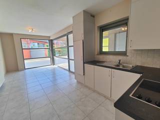 Op zoek naar een gezellig appartement op een centrale ligging? Dit appartement bevindt zich in het hart van Koolskamp, op wandelafstand van winkels en andere voorzieningen.<br /><br />Het instapklaar appartement beschikt over één slaapkamer en aan gezellig achterliggend terras en is onmiddellijk beschikbaar.<br /><br />Een achterliggende autostaanplaats kan optioneel bijgehuurd worden voor €40 per maand.