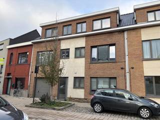 Gezellig appartement in een doodlopende straat, aan de ingang van het Henri Storyplein. Gelegen op de 2e verdieping (opgelet geen lift!) met...