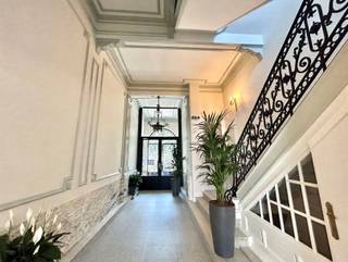 <p><span>JOURNÉE PORTES OUVERTES : samedi 31/10. Cet appartement idéalement situé peut être visité sans engagement le samedi 31/10 entre 11 h 00 et 12 h 00. Vous êtes les bienvenus ! Niché derrière une façade majestueuse, à quelques pas de la gare de Louvain, nous avons l’honneur de vous proposer à la location cet appartement exclusif comprenant une chambre et un jardin commun, bénéficiant d’un emplacement de choix. L'appartement comprend : un hall d'entrée, une cuisine entièrement équipée, un salon spacieux, une salle de bains avec douche à l'italienne, un espace de rangement pratique et une chambre spacieuse. Cet appartement a été entièrement rénové récemment. Les futurs locataires de ce charmant appartement pourront également profiter du jardin commun parfaitement entretenu. La surface habitable spacieuse, les finitions haut de gamme, les nombreux éléments d’origine, l’optimisation de l’espace dans toutes les pièces…, le tout en parfaite harmonie avec le passé, constituent des atouts indéniables ! Si vous recherchez un appartement à partager avec de jeunes actifs ou de jeunes diplômés, cet appartement est peut-être fait pour vous. Disponible immédiatement, il peut être loué pour une durée minimale d’un an ou de trois ans. Les charges mensuelles s’élèvent à 85,00 euros (eau et entretien des parties communes compris). Une occasion à ne pas manquer. </span></p><p><span> </span></p><p><span> </span></p>