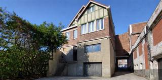 <h2><span>Uitstekend gelegen en volledig verhuurde opbrengsteigendom met handelsruimte, 5 appartementen en private garage Vennestraat 149, 3600 Genk</span></h2><p><span>In de bruisende Vennestraat te Winterslag (Genk) bevindt zich deze interessante en volledig verhuurde opbrengsteigendom, bestaande uit een handelsruimte op het gelijkvloers en vijf wooneenheden op de verdiepingen. Een uitzonderlijke kans voor investeerders die op zoek zijn naar een stabiele, onmiddellijk renderende vastgoedbelegging in een gevestigde en levendige omgeving.</span></p><p><span>De Vennestraat is één van de meest dynamische handels- en woonstraten van Winterslag. De straat geniet van een sterke lokale verankering, een constante passage en een uitstekende bereikbaarheid. Winkels, horeca, scholen, openbaar vervoer en recreatie (waaronder C-mine) bevinden zich op wandelafstand. Deze combinatie zorgt voor een duurzame verhuurbaarheid en een solide investeringsbasis.</span></p><h2><span>Indeling en oppervlaktes</span></h2><p><span>Gelijkvloers</span></p><ul><li><span>Handelsruimte (Bus 01)</span><span><br />66 m² EPC label B<br />Strategisch gelegen met commerciële zichtbaarheid en stabiele huurinkomsten.</span></li><li><span>Studio (Bus 02)</span><span><br />40 m² EPC label D</span></li></ul><p><span>Eerste verdieping</span></p><ul><li><span>Appartement (Bus 11)</span><span><br />102 m² EPC label B</span></li><li><span>Appartement (Bus 12)</span><span><br />102 m² EPC label B</span></li></ul><p><span>Tweede verdieping</span></p><ul><li><span>Appartement (Bus 21)</span><span><br />88 m² EPC label B</span></li><li><span>Appartement (Bus 22)</span><span><br />50 m² EPC label D</span></li></ul><p><span>De ruime appartementen (tot 102 m²) bieden comfortabele woonoppervlaktes die aantrekkelijk blijven voor een breed huurpubliek. De aanwezigheid van meerdere B-labels binnen het gebouw is een belangrijke troef binnen de huidige energienormen.</span></p><p><span>Het volledige pand is momenteel verhuurd, wat zorgt voor een gespreide en stabiele inkomstenstroom vanaf dag één.</span></p><h2><span>Extra troef</span></h2><p><span>Achteraan het perceel bevindt zich een </span><span>garage, uitsluitend bestemd voor de eigenaar</span><span>, bereikbaar via een aparte doorgang/weg langs het pand. Deze private toegang verhoogt het praktisch comfort en biedt bijkomende structurele meerwaarde binnen het geheel.</span></p><h2><span>Investeringspotentieel</span></h2><p><span>Deze eigendom onderscheidt zich door:</span></p><ul><li><span>Volledig verhuurde toestand met onmiddellijke cashflow</span></li><li><span>Combinatie van handel en residentieel gebruik (risicospreiding)</span></li><li><span>Ruime appartementen met blijvende verhuurbaarheid</span></li><li><span>Overwegend gunstige EPC-scores</span></li><li><span>Centrale ligging in een kernwinkelstraat</span></li><li><span>Private garage als bijkomende troef voor eigenaar</span></li></ul><p><span> </span></p><p><span>Dankzij de mix van commerciële en residentiële huurders ontstaat een evenwichtig en gespreid investeringsprofiel. De centrale ligging in Winterslag, met een continue vraag naar huurwoningen, versterkt de langetermijnzekerheid van deze belegging.</span></p><p><span>Deze opbrengsteigendom vormt een solide investering in de Genkse vastgoedmarkt, geschikt voor investeerders die op zoek zijn naar rendement, stabiliteit en toekomstig waardepotentieel.</span></p><p><span>Voor meer info: Ercan@jemar.be</span></p><p><span>Voor verdere informatie omtrent actuele huurinkomsten, rendementscijfers en volledige dossierinzage kan u contact opnemen met ons kantoor.</span></p>