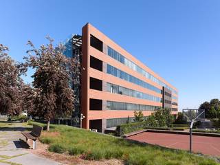 Kantoor met een totale oppervlakte van 2.980 m² te huur.Gelegen op amper 500 m van de R0 exit Zaventem. Tevens op amper 5,5 km van de R21 en op 4 km...