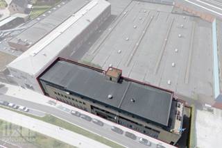 Functioneel kantoorgebouw met een totale oppervlakte van +/- 2.700 m² op een perceel van 1.344 m². Ideaal voor bedrijven, opleidingscentra of organisaties die op zoek zijn naar een representatieve en efficiënte werkomgeving. Het kantoorgebouw is praktisch en functioneel ingedeeld. Het gelijkvloers omvat een verzorgde inkomhal met onthaal, traphal met lift, sanitair en enkele vergaderzalen. Verder beschikt het gebouw op de verdiepingen over meerdere afzonderlijke kantoren, sanitair (m/v), diverse vergaderzalen alsook ruime leslokalen. Aanvullend zijn er een archiefruimtes, een fietsenberging en een ondergrondse parking met maar liefst 36 parkeerplaatsen.<br /><br />De ligging langs de Guido Gezellelaan in Roeselare vormt een extra troef. Op korte afstand van het stadscentrum en het station geniet u van een uitstekende bereikbaarheid dankzij de directe aansluiting op de R32 en de N32, met vlotte verbindingen naar de omliggende gemeenten. Ook de op- en afritten van de E403 bevinden zich vlakbij, waardoor zowel Brugge als Kortrijk snel bereikbaar zijn.<br /><br />Deze strategische locatie maakt het pand bijzonder interessant voor ondernemingen die een vlotte bereikbaarheid voor medewerkers, klanten en bezoekers hoog in het vaandel dragen.<br /><br />Contacteer PANORAMA B2B voor inlichtingen, plannen of een vrijblijvend plaatsbezoek via 0476 215 115.