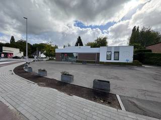 !POP UP MOGELIJK!<br />Op een absolute toplocatie in Sint-Truiden, aan een druk rondpunt met maximale zichtbaarheid, bevindt zich deze instapklare kantoorruimte/handelspand van 110 m².<br /><br />Het pand is uitgerust met moderne voorzieningen, waaronder airconditioning, een automatische schuifdeur en veel natuurlijke lichtinval, wat zorgt voor een aangename werkomgeving. Daarnaast beschikt het kantoor over een keuken met zitruimte, een ruime stockage, en een aparte ingang voor personeel, wat extra flexibiliteit biedt. Parkeren is geen probleem dankzij de 8 à 9 parkeerplaatsen voor de deur. De combinatie van een strategische ligging en praktische indeling maakt dit kantoor de ideale keuze voor wie bereikbaarheid, zichtbaarheid en comfort wil combineren.<br /><br />Interesse? Contacteer ons vandaag nog voor een bezoek ter plaatse. 