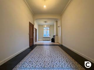 <p><span>Prachtig herenhuis met 4 slaapkamers en grote zonovergoten stadstuin op toplocatie!</span></p><p><span> </span></p><p><span>De woning heeft volgende indeling:  </span></p><p><span> </span></p><p><span>Gelijkvloers (inkomhal - eetkamer - keuken - toilet - living)</span></p><p><span>Bij het betreden van de woning via de inkomhal, valt het oog onmiddellijk op de levendige tegelvloer in combinatie met de rustieke houten elementen, de hoge plafonds en de karakteristieke moluren in uitmuntende conditie. </span></p><p><span>De ruime living op parketvloer beschikt niet enkel over een mooie natuurlijke lichtinval, maar ook over een authentieke, operationele steenkoolkachel. De tegelvloer zoals in de hal vinden we ook in de eetkamer terug, dit met oog op het onderhoud. </span></p><p><span>Aanpalend de eetkamer vinden we het hart van de woning terug, de keuken. Deze is uitgerust met alle gangbare en moderne keukenapparatuur waaronder een 5-pits gasfornuis. </span></p><p><span>Het is niet enkel een mooie en kwalitatieve keuken, ze is tevens enorm praktisch en uniek ingericht. </span></p><p><span>Het gelijkvloers beschikt nog over een gastentoilet inclusief handenwasser.</span></p><p><span> </span></p><p><span>Eerste verdieping (toilet - badkamer - slpk 1 - slpk 2)</span></p><p><span>Op dit verdiep vinden we nog een tweede toilet terug, eveneens met handenwasser. De geheel betegelde badkamer is voorzien van een dubbel lavabomeubel, een aparte douche evenals een ligbad/douche combinatie. </span></p><p><span>Dankzij het grote venster is er een optimale verluchting bovenop een mooi natuurlijke lichtinval. Verder vinden we op dit verdiep nog 2 ruime slaapkamers terug (12m² &amp; 18m²), beiden op karaktervolle parketvloer. Méér dan genoeg plek om deze volledig naar believen in te richten.    </span></p><p><span> </span></p><p><span>Tweede verdieping (slpk 1 - slpk 2)</span></p><p><span>Net zoals de rest van de woning is ook dit verdiep tot in de puntjes opgefrist. De grootste kamer is voorzien van moderne Velux dakvensters, zonnewering incluis. Beide slaapkamers genieten een zéér mooie oppervlakte (12m² &amp; 18m²) en bieden dus veel potentieel wat betreft de invulling ervan.</span></p><p><span> </span></p><p><span>Kelder &amp; zolder</span></p><p><span>De droge kelder met een oppervlakte van 38m² biedt enorm veel opbergruimte. Bovendien zijn ook de aansluitingen voor was- en droogmachine hier terug te vinden. Op zolder is er nog extra opbergruimte voorzien met een oppervlakte van 10m².</span></p><p><span> </span></p><p><span>Stadstuin</span></p><p><span>De ruime stadstuin met veel privacy en nog meer zon, is de ideale plek om even te ontsnappen aan het hectische stadsleven. Elektriciteit is reeds voorzien en het onderhoud is beperkt. De kers op de taart. </span></p><p><span> </span></p><p><span>Huurprijs en beschikbaarheid</span></p><p><span>Huurprijs: €1.900,00/ maand</span></p><p><span>BEschikbaar: 01/08/2026</span></p><p><span> </span></p><p><span>Extra troeven:</span></p><ul><li><span>Mobiscore 9.6/10</span></li><li><span>Prachtige stadstuin</span></li><li><span>Volledig opgewaardeerd</span></li></ul><p><span> </span></p><p><span> </span></p>