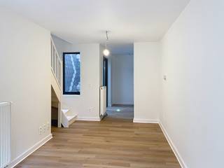 Rustig gelegen in een klein steegje nabij de grote parking van de Gasthuisvest bevindt zich achteraan deze gerenoveerde woning. De indeling is...