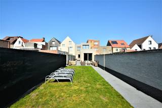 Ruime en instapklare bel etage woning met zonnige tuin, zeer goed gelegen in één van de meest begeerde straten vlakbij het centrum van Knokke. Deze woning werd volledig gerenoveerd in 2014 en omvat een inkomhal, grote garage met plaats voor 1 wagen, en verschillende fietsen, 3 slaapkamers, badkamer en douchekamer, mooie aangelegde Zuidgerichte tuin met gezellig zonneterras en bijgebouw/atelier. Op de verdieping bevindt zich een ruime leefkeuken voorzien van alle instrumenten, grote eetplaats en aparte zithoek. Tevens is er een 4e slaapkamer/bureel. Laat u verrassen door deze mooi afgewerkte woning verscholen achter ART DECO - gevel. Vrij vanaf 01/10/2026