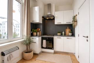 <p>Dit studioappartement van ca 27 m² bevindt zich op een heerlijke locatie. Vlakbij de Leopold de Waelplaats en de Marnixplaats en op wandelafstand van verschillende restaurants, cafeetjes en winkels. Een vlotte bereikbaarheid is gegarandeerd dankzij de nabijheid van belangrijke invalswegen.</p>
<p>De studio bestaat uit een aangename slaapkamer met houten vloer en zicht op de Lambermontplaats, een badkamer met douche, lavabo en toilet en een volledig ingerichte keuken met kookvuur, koelkast met vriesvak, oven en vaatwasser. Dankzij de hoekligging geniet het appartement van een aangename lichtinval en prachtig zicht over het plein.</p>
<p>De gemeenschappelijke lasten en kosten voor verbruik van water en elektriciteit zijn reeds begrepen in de huurprijs.</p>
<p>Beschikbaar vanaf 15 mei 2026.</p>