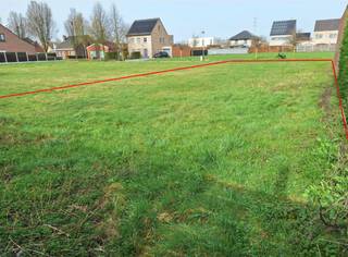 Halfopen bouwgrond van 575m² met zuidgerichte tuin. Gelegen in een residentiële, rustige en kindvriendelijke buurt.<br /><br />-Speelpleintje op wandelafstand<br />-School op 600 meter<br />-Centrum Beerse op 2 km<br />-Autostrade E34 op 6 km<br />-Bushalte op 650 meter met vlotte verbindingen naar Turnhout en omgeving<br />-Vlakbij de groene omgeving van het kanaal voor aangename wandelingen en fietsroutes <br />
