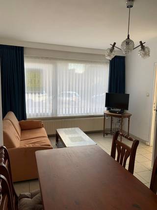 Dit gemeubeld appartement bestaat uit woonkamer, keuken, koertje, ruime slaapkamer, separaat toilet en badkamer met douche.<br />Vrij per 01/10/2026.<br /><br />Privatieve tellers voor elektriciteit, water en gas.<br />EPC: 331 kWh<br /><br />Maandelijkse huurprijs: 660 EUR + 10 EUR elektriciteit gemene delen = 670 EUR per maand.