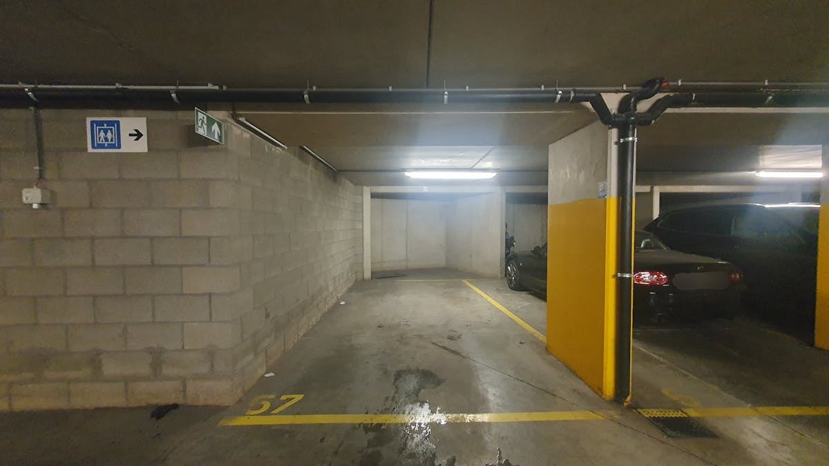 TE HUUR: autostaanplaats in Hasselt centrum - foto 4