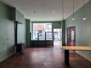 <p><span>SINT-NIKLAAS</span><span> - Ben je op zoek naar een tijdelijke pop-up locatie in de centrum van de stad?</span></p><p><span>Deze karaktervolle ruimte aan de centrumrand is dan mogelijk iets voor jou!</span></p><p><span> </span></p><p><span>Enkele troeven op een rij:</span></p><ul><li><span>Geschikt voor: kantoor, (kunst)atelier, showroom, ambachtelijke werkplaats, concept store, .. </span></li><li><span>Sfeervorming door het charmante interieur</span></li><li><span>Gunstige ligging vlakbij het centrum</span></li><li><span>Verwarming op aardgas met radiatoren</span></li></ul><p><span> </span></p><p><span>De indeling is als volgt: </span></p><p><span>De inkomdeur geeft direct toegang tot het handelsgedeelte van het pand, er is een aparte ruimte die kan dienstdoen als bv. vestiareruimte met aansluitend een toilet en lavabo. </span></p><p><span>Achteraan bevindt zich een ingerichte keuken die rechtstreeks aansluit aan de gezellige stadstuin die eventueel een mooi geheel kan vormen met je concept.</span></p><p><span>Verder is er ook een kelder.</span></p><p><span> </span></p><p><span>Door de indeling en warme uitstraling is de ruimte direct bruikbaar als:</span></p><ul><li><span>Praktijkruimte / Studio:</span><span> Perfect voor een psycholoog, creatieve studio of persoonlijke coach.</span></li><li><span>Showroom / Concept Store:</span><span> Een uniek decor om uw producten in de kijker te zetten.</span></li><li><span>Atelier of Workshopruimte</span><span>: een plek om je creativiteit los te laten.</span></li></ul><p><span> </span></p><p><span> </span></p><p><span>Onmiddellijk beschikbaar</span></p><p><span>Pop-up contract - Het pand wordt ter beschikking gesteld t.e.m. maart 2027</span></p><p><span>Huurprijs</span><span>: € 550 per maand (excl. EGW)</span></p><p><span>EPC: </span><span>470</span></p><p><span> </span></p><p><span>Klaar om je intrek te nemen in dit unieke pand?</span><span> Neem contact op voor meer informatie of een bezoek ter plaatse en laat je verrassen!</span></p><p><span> </span></p>