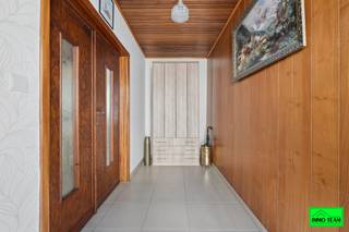 +++ Langestraat 207, Aalst +++<br /><br />In de Langestraat bevindt zich deze <strong>gezellige en lichtrijke 2-gevelwoning,</strong> ideaal gelegen nabij winkels, scholen, openbaar vervoer en belangrijke invalswegen, met bovendien recreatie- en groenzones in de nabije omgeving. Ook centrum Aalst bereikt u slechts binnen enkele minuten rijden. Via de inkomhal komt u in de <strong>ruime leefruimte met zithoek en living</strong>. Aansluitend vindt u een <strong>aparte, ruime keuken </strong>die uitgeeft op de veranda. De veranda vormt een aangename overgang naar het terras en de tuin, waar het heerlijk vertoeven is. Op het gelijkvloers bevindt zich tevens een <strong>badkamer met douche en toilet</strong>. Op de eerste verdieping zijn er 3 vernieuwde slaapkamers. Via een vaste trap bereikt u de <strong>zolder</strong>, die volledig kan worden ingericht als vierde slaapkamer, bureau of hobbyruimte. Achteraan het perceel is er bovendien de mogelijkheid om een <strong>parkeerplaats, garage of carport te voorzien. Deze zone is bereikbaar via een achterliggend baantje</strong>, wat een praktische en vlotte toegang garandeert. Bij interesse contacteer ons via 0478/059069 of mail naar info@immoteam.be