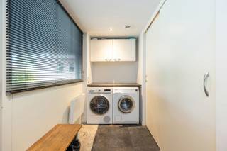 INDELINGGELIJKVLOERSInkomhal met trap naar de bovenverdieping. Toiletruimte met wastafel.Slaapkamer met dressing/bureauruimte.Wasplaats met...