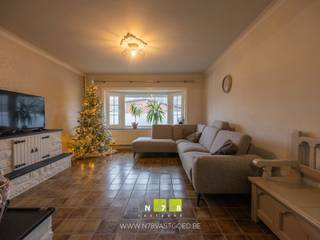 <span><strong>INSTAPKLARE & RUIME WONING GELEGEN OP EEN PERCEEL VAN 12A27CA TE DILSEN-STOKKEM (ELEN). <br /></strong><br /><strong>TROEVEN</strong>:<br />- Volledig instapklare woning. <br />- EPC-label D: geen renovatieverplichting! <br />- Ruime achterbouw/werkhuis (38m²) met diverse mogelijkheden. <br />- Polyvalente ruimte momenteel ingericht schoonheidssalon.<br />- Interessante vernieuwingen.<br />- Automatische rolluiken op het gelijkvloers. <br />- Riante tuin. <br />- Perceel bereikbaar via achterzijde.<br /><br /><strong>GELIJKVLOERS 00:</strong><br />- Inkomhal ((1,00m x 4,25m) + (1,70m x 4,50m) = 11,90m²): Doorgang naar woonkamer en polyvalente ruimte, trap naar verdieping 1, tegelvloer.<br />- Leefruimte ((4,00m x 4,50m) + (4,70m x 4,20m) = 37,74m²): 2 erkers (veel lichtinval), sierschouw, tegelvloer.<br />- Keuken (3,00m x 4,00m = 12,00m²): geïnstalleerd met onder -en bovenkasten, spoelbak, keramische kookplaat, koelkast, dampkap, novilon.<br />- Hal (1,65m x 3,65m = 6,03m²): novilon.<br />- Berging (1,55m x 1,81m = 2,81m²): lavabo, novilon. <br />- Toilet (0,85m x 1,32m = 1,12m²): hangtoilet, novilon.<br />- Badkamer: (2,20m x 5,50m = 12,10m²): ingericht met dubbele lavabo met onderkast, kolomkasten, ligbad, inloopdouche met 2 douches, PVC laminaat. <br />- Waskamer: (3,40m x 3,00m = 10,20m²): aansluiting wasmachine en droogkast, CV-installatie op stookolie, PVC laminaat.<br />- Polyvalente ruimte 1: (5,60m x 3,00m = 16,80m²): momenteel ingericht als schoonheidssalon, airco, apart toilet, onderkast met ingewerkte koelkast, spoelbak en kraan, PVC laminaat. <br />- Veranda/polyvalente ruimte 2 (8,00m x 3,90m = 31,20m²): veel lichtinval, tegelvloer.<br /><br /><strong>VERDIEPING +01</strong>:<br />- Overloop ((3,00m x 1,70m) + (3,30m x 0,80m) = 7,74m²): novilon.<br />- Slaapkamer 1 (4,40m x 3,60m = 15,84m²): novilon.<br />- Slaapkamer 2 (4,50m x 4,10m = 18,45m²): novilon.<br />- Slaapkamer 3: (3,00m x 2,00m = 6,00m²): luik naar zolder, novilon. <br /><br /><strong>ZOLDERVERDIEPING +02: (42,30m²) </strong><br /><br /><strong>EXTERIEUR</strong>:<br />- Terras: 19.57m² 1.35x14.5m, beklinkerd.<br />- Tuinberging 26m² 4x6.5m, fietsenstalling.<br />- Bijgebouw: 38.25m² 4.8x8.5m, bereikbaar via achtergelegen weg.<br />- Omheinde tuin.<br /><br />Bekijkt u deze advertentie via een aanverwante vastgoedsite, surf dan zeker naar onze website <strong>www.N78vastgoed.be</strong> voor een uitgebreide beschrijving en foto's. <strong>Meer info: +32 (0)89 86 18 88 of info@N78vastgoed.be.</strong></span>