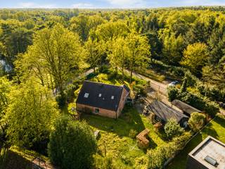 Op het einde van een doodlopende straat, grenzend aan het natuurgebied La Garenne, bevindt zich deze ruime en lichtrijke woning.<br />Met een bewoonbare oppervlakte van 270 m² en diverse polyvalente ruimtes geniet u hier van uitzonderlijk veel wooncomfort, omgeven door groen en rust, terwijl winkels, scholen en sportfaciliteiten zich op korte afstand bevinden.<br />Daarnaast ligt het Antitankkanaal vlakbij, een ideale omgeving voor wandel- en fietsliefhebbers.<br /><br /><strong>Indeling</strong><br />Via de inkomhal met vestiaire betreedt u de woning. De grote raampartijen rondom zorgen voor een overvloed aan natuurlijk licht en bieden een mooi zicht op de tuin. De ruime woon- en eetkamer met gezellige houthaard vormt het hart van de woning en creëert een warme en uitnodigende leefruimte.<br /><br />Aansluitend bevindt zich de ruime keuken, evenals een polyvalente atelierruimte die perfect kan dienen als thuiswerkplek, hobbykamer of speelruimte. Op het gelijkvloers is er daarnaast een praktische en ruime wasplaats met douche en bad. Verder is er nog een aparte toilet en extra kamer aanwezig die kan ingericht worden als slaapkamer, waardoor gelijkvloers wonen en slapen perfect mogelijk is.<br />Zowel de woonkamer als de keuken bieden directe toegang tot de volledig omringende tuin, die een echte oase van rust en groen vormt.<br /><br />Op de eerste verdieping bevinden zich vier slaapkamers en een ruime badkamer met inloopdouche, ligbad, toilet en lavabomeubel.<br /><br />De overdekte loungeplek vormt een extra troef en laat u toe om ook bij minder goed weer van het buitenleven te genieten.<br />Op het perceel bevinden zich twee ruime bijgebouwen, ideaal als schuur, fietsenstalling of hobbyruimte.<br /><br /><strong>Bijzonderheden</strong><br />+ EPC: B – 170 kWh/m²<br />+ Dak vernieuwd in 2025<br />+ Voldoende parkeergelegenheid<br />+ Aan de overzijde heeft men nog een extra perceel van 575 m²