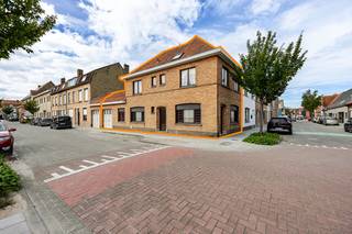 Dit VERRASSEND HOEKPAND geniet van een uitstekende ligging vlak bij het centrum van Brugge en biedt heel wat mogelijkheden. Met een GARAGE, TUIN, drie slaapkamers en een ruime zolder beschikt de woning over een stevige basis voor wie op zoek is naar een woning met karakter en potentieel.<br />De indeling: inkomhal met gastentoilet, twee aangename leefruimtes, waarvan één voorzien is van een aparte toegangsdeur. Deze biedt dan ook ev mogelijkheden als commerciële ruimte, BUREAU of PRAKTIJK. Keuken, drie slaapkamers, badkamer en een ruime zolder, waar nog een extra kamer kan worden ingericht.<br />De woning beschikt over een grote GARAGE (ook met zolder!) en een zonnig TUINTJE met TERRAS.<br />PRAKTISCHE LIGGING: op korte afstand van het centrum van Brugge en nabij supermarkt, bakker en slager.<br />De woning dient gerenoveerd te worden om te voldoen aan het hedendaagse wooncomfort, maar heeft een aangename karaktervolle indeling en is momenteel zeer goed onderhouden. EPC 693 kWh/m² UC3958973