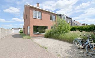 <p>Nieuw te koop via Capston: deze ruime halfopen bebouwing, gelegen aan Langevelde 9 in Zele, bevindt zich op een rustige locatie met een groen vergezicht. De woning staat op een perceel van 719 m² en beschikt over een grote tuin met een aparte garage en apart poolhouse, waardoor u in alle rust van de buitenruimte kunt genieten. Belangrijkste zaken: Binnen vindt u een ruime woonkamer met aansluitend een open keuken, drie volwaardige slaapkamers en een bijzonder ruime zolder die tal van uitbreidingsmogelijkheden biedt. De woning heeft een EPC-score van 259 kWh/(m² jaar), wat overeenkomt met energielabel C. Hierdoor geldt er geen renovatieverplichting. De P-score en G-score zijn beide A. Stedenbouwkundige inlichtingen: Wglk, Vg, Gvv, Gmo, Gvkr. De woning wordt verkocht mits inachtneming van de huurovereenkomst met de huidige huurders. Interesse of graag meer informatie? Neem contact op via jens@capston.be</p>