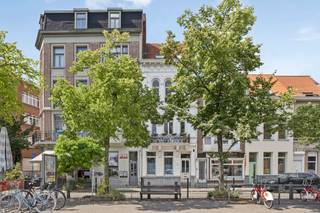 Kantoorruimte op het gelijkvloers gelegen aan het LaarIndeling:Via de gemeenschappelijke inkomhal van het gebouw betreedt men de handelsruimte,...