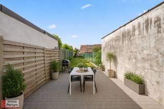 Ben je op zoek naar een ruime instapklare woning met charme op een strategische ligging?<br /><br />Deze charmante gesloten bebouwing in Zichem bevindt zich aan de kerk op wandelafstand van het treinstation en verschillende bushaltes. Met winkels en scholen binnen een straal van 3 kilometer en een snelle verbinding naar Leuven, Hasselt en Antwerpen, woon je hier uiterst bereikbaar en toch betrekkelijk rustig.<br /><br />De totale perceelgrootte bedraagt 298 m², wat onder andere ruimte biedt aan een mooie, diepe tuin.<br /><br />Binnenin verrast de woning met een royale bewoonbare oppervlakte van maar liefst 180 m². Het pand werd gedeeltelijk gerenoveerd in 2010 en recent in 2023 nog volledig opgefrist, waardoor je er meteen en zonder zorgen kunt intrekken.<br /><br />Ook op het vlak van energiezuinigheid scoort de woning sterk: dankzij de vernieuwde ramen met hoogrendementsbeglazing, dakisolatie en een moderne centrale verwarming op gas geniet je van een gunstig EPC-label C.<br /><br /><u><strong>INDELING:</strong></u><br /><strong>Gelijkvloers:</strong> Inkomhal, leefruimte, eetkamer, keuken, wasruimte, badkamer met douche en toilet, terras.<br /><strong>1ste verdieping:</strong> Nachthal, ruime slaapkamer, dressing, bureauruimte.<br /><strong>2de verdieping:</strong> Tweede slaapkamer en ruimte met mogelijkheid tot 3de slaapkamer.<br /><strong>Tuin</strong><br /><strong>Kelder:</strong> Stockagekelder.<br /><br /><br />Ervaar zelf de vele voordelen van deze woning tijdens een persoonlijke rondleiding.<br />Maak vandaag nog je afspraak.<br />Mail naar info@immopersyn.be of bel 013 444 008.