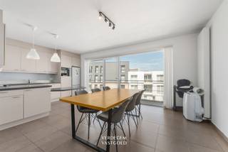 <p><span>Ligging<br /></span><span>Mooi instapklaar appartement op een rustige en aangename locatie nabij het centrum van Lokeren. <br />Dankzij de uitstekende ligging geniet je hier van een vlotte bereikbaarheid naar het stadscentrum, winkels, openbaar vervoer en belangrijke invalswegen.<br /><br /></span><span>Instapklaar appartement met 2 slaapkamers, garage en autostaanplaats<br /></span><span>Dit verzorgd appartement bevindt zich op de tweede verdieping van een degelijk gebouw uit 2008 en verwelkomt je met een aangename openheid en een bijzonder fijne leefruimte. <br />De grote raampartijen zorgen voor een overvloed aan natuurlijk licht en bieden een weids uitzicht.<br />De open keuken sluit mooi aan op de leefruimte en terras vooraan, waardoor een uitnodigende woonomgeving ontstaat waar koken, genieten en samen zijn centraal staan.<br />Het appartement beschikt over twee slaapkamers, een vernieuwde badkamer en zowel een terras aan de voorzijde als aan de achterzijde. <br />Het achterste terras is bovendien voorzien van een praktische bergkast.<br />Dankzij de ondergrondse garage en de private autostaanplaats geniet je hier van optimaal wooncomfort.<br /><br /></span><span>Troeven<br /></span><span>/ centrale en rustige ligging<br />/ instapklaar<br />/ garage + autostaanplaats<br />/ 2 terrassen<br />/ lift<br />/ degelijk en kwalitatief gebouw<br />/ nieuwe badkamer<br />/ energiezuinig (EPC 117 kWh/m²/jaar)<br /><br /></span></p>