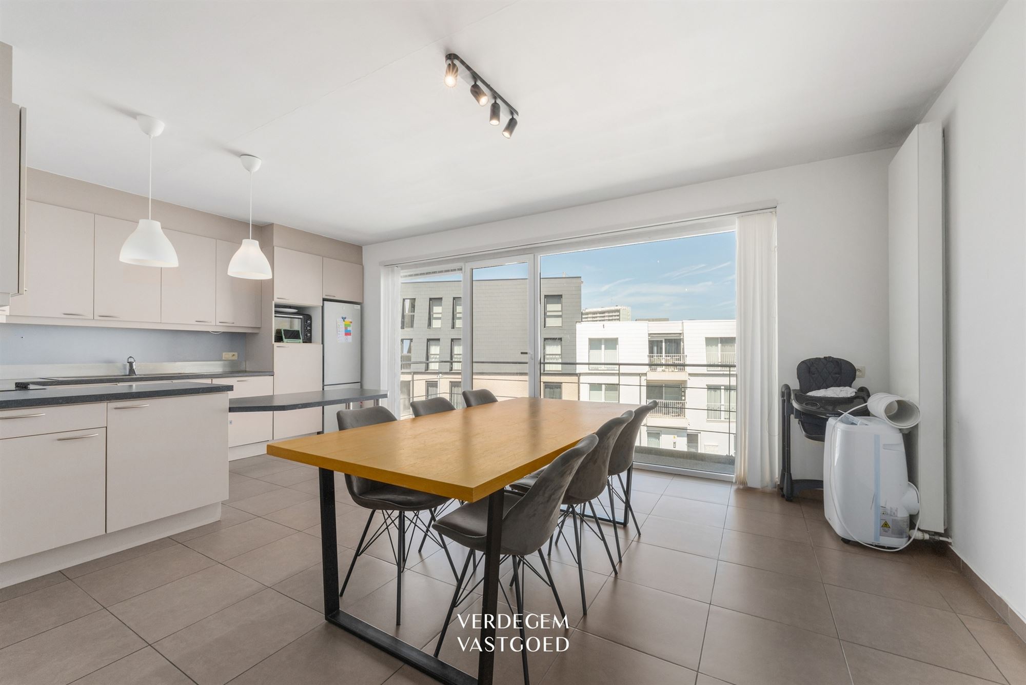 Mooi instapklaar appartement met alle comfort, een autostaanplaats en garagbox nabij het centrum - foto 3