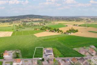 <p>Bent u op zoek naar een bouwgrond op een uitzonderlijke locatie met een prachtig vergezicht? Dan is dit ruime perceel van 1.206 m² voor open bebouwing beslist een unieke opportuniteit.<br /><br />Gelegen in een rustige en groene omgeving geniet u hier van een blijvend open zicht op de Kluisberg, waardoor u elke dag omringd wordt door natuur, rust en privacy. Een ideale plek voor wie landelijk wil wonen zonder in te boeten aan ruimte en beleving.<br /><br />Dankzij de ruime oppervlakte biedt het perceel tal van mogelijkheden voor het realiseren van uw droomwoning, volledig afgestemd op uw eigen stijl en wensen.<br /><br />Extra troef: er geldt geen bouwverplichting. U bent dus volledig vrij om te bouwen wanneer het u past en volgens uw eigen planning.<br /><br />Een zeldzame kans voor wie op zoek is naar vrijheid, ruimte en een unieke ligging met uitzicht.<br /><br />De afgebeelde woning is een AI-gegenereerde visualisatie en niet bindend.<br />Meer info of plan je bezoek: wim@immobeguin.be<br />Te koop via Immo Beguin, uw vastgoedexpert sinds 2009, met kantoren in Ronse, Waregem, Kortrijk, Deinze, Doornik en Lessen.</p>
