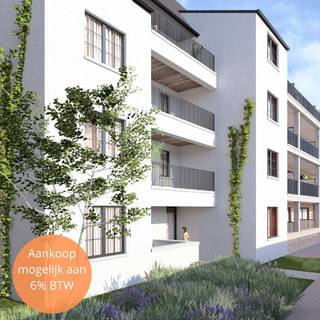 Ontdek dit exclusieve nieuwbouwproject “De Kroon” in het hart van Buggenhout: een moderne en stijlvolle residentie bestaande uit 53 luxe-appartementen en 3 handelspanden, ontworpen voor wie comfort, kwaliteit en een centrale ligging weet te waarderen. Bovendien is het mogelijk deze appartementen aan te kopen aan 6% BTW. <br />De residentie biedt een ruime waaier aan woonmogelijkheden, van 1-, 2- tot 3-slaapkamerappartementen, telkens met een doordachte indeling, hoogwaardige afwerking en grote raampartijen die zorgen voor een overvloed aan natuurlijk licht. Dankzij de hedendaagse architectuur en het gebruik van duurzame materialen straalt het gebouw klasse en tijdloosheid uit.<br />Gelegen midden in het centrum van Buggenhout, bevinden alle voorzieningen zich op wandelafstand: winkels, horeca, scholen, openbaar vervoer en recreatie liggen letterlijk voor de deur.<br />Onder het gebouw bevindt zich een ruime ondergrondse kelder met drie verdiepingen en gemeenschappelijke fietsenstalling, waar kopers de mogelijkheid hebben om een staanplaats, garage of dubbele garage bij aan te kopen. Zo geniet elke bewoner van maximale parkeergemakken en extra bergruimte.<br />Het project wordt uitgerust met de modernste technieken om een duurzaam en energiezuinig wooncomfort te garanderen. Elke woonst beschikt over een warmtepomp, vloerverwarming en een geavanceerd ventilatiesysteem. Dit alles zorgt voor een aangenaam binnenklimaat in elk seizoen én een lagere energiefactuur.<br />Dit nieuwbouwproject staat voor toekomstgericht wonen op een uitmuntende locatie. Luxe, duurzaamheid en comfort komen hier samen in een unieke woonbeleving.<br />Referentie: 5591