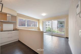 Op zoek naar een comfortabel appartement op een centrale locatie? Dit verzorgde appartement van ca. 80 m² combineert wooncomfort met een interessante investeringsmogelijkheid.<br /><br />Dankzij de uitstekende ligging bevinden winkels, scholen, openbaar vervoer en belangrijke verbindingswegen zich op korte afstand, waardoor u geniet van een vlotte bereikbaarheid en alle dagelijkse voorzieningen binnen handbereik.<br /><br />Binnenin beschikt het appartement over een lichtrijke leefruimte, een praktische en doordachte indeling, twee ruime slaapkamers, een apart toilet en een volledig uitgeruste keuken met moderne toestellen, een aparte ruimte voor wasmachine en doorgkast. Het groot zongerichte terras vormt bovendien de ideale plek om in alle rust van het buitenleven te genieten.<br /><br />Ook op technisch vlak scoort deze eigendom uitstekend. Met een gunstig EPC en een conform gekeurde elektrische installatie bent u verzekerd van een energiezuinige en zorgeloze aankoop.<br /><br />Als extra pluspunten beschikt het appartement over een ondergrondse staanplaats en een privatieve, ruime kelderberging, wat zorgt voor bijkomend comfort en voldoende opbergruimte.<br /><br />Een ideale opportuniteit voor wie op zoek is naar een eigen woonst of een rendabele investering met een aantrekkelijk verhuurpotentieel. Contacteer ons vandaag nog voor meer informatie of een bezoek ter plaatse.