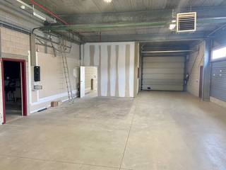 Bedrijfsverzamelgebouw bestaande uit een verhuurde opslagruimte (860 m²) en kantoren (910 m²) op een terrein van 1.950 m² te koop. Fantastisch...