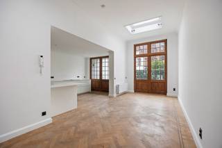 Prestigieus herenhuis gelegen in een rustige doodlopende straat aan de Dageraadplaats in de hippe wijk Zurenborg. Deze stijlvolle woning,...