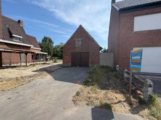V<strong>erkavelingsdossier werd voorwaardelijk goedgekeurd op 29.04.2025 </strong>bij Stad/Gemeente Wielsbeke om deze eigendom op te delen in 2 loten bouwgrond.<br />Verkavelingsdossier kan U worden bezorgd per email ... op aanvraag.<br />Afbraak van de huidige contructies EN het aanleggen van de nutsvoorzieningen en aansluiting riolering is ten laste van de koper.<br />LOT 1 : 591 m², vraagprijs 160.000 euro, lot breedte : 12,45m - VERKOCHT<br />LOT 2 : 471 m², vraagprijs 139.000 euro, lot breedte : 11,94m - NOG TE KOOP - Voor het bouwen van een Half Open Bebouwing.<br />GEEN bouwverplichting, als dat niet goed is !<br /><br /><u>Wettelijke info : </u><br />Stedenbouw : Geen beschermd monument, niet op inventaris, Vergunning nog niet uitgereikt, Woongebied, Geen dagvaarding uitgebracht, Geen voorkooprecht ruimtelijke ordening aanwezig, Geen Verkavelingsvergunning, geen overstromingsgebied, niet gelegen in afgebakend oevergebied, geen watergevoelige openruimtegebieden.<br /><br /><u>Wettelijke info :</u><br />Water : P-score : A, G-score : A<br />Erfgoed : niet van toepassing