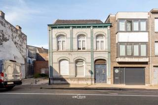 In hartje Beveren, in de rustige Koben Geertstraat, wacht deze karaktervolle herenwoning op een nieuwe eigenaar met visie. Kijk door het werk heen en ontdek een echte parel: achter de knappe voorgevel schuilen authentieke elementen die je vandaag nauwelijks nog terugvindt. Denk aan sfeervolle mantelschouwen en warme parketvloeren die het karakter van weleer ademen.<br />De woning telt vier volwaardige slaapkamers en beschikt over een bijhorende garage met recht van doorgang — een zeldzame troef in het centrum. De ruime, lichtrijke leefruimtes geven je alle vrijheid om een eigentijdse indeling te tekenen. Op het perceel van 180 m² geniet je bovendien van een tof tuintje om helemaal tot rust te komen.<br />Technisch is de basis al gelegd: hoogrendements- en dubbele beglazing, houten en pvc-ramen en een condensatieketel zorgen voor comfort. Het EPC-label F brengt een renovatieplicht met zich mee, maar net daar ligt jouw kans.<br />Wie durft dromen, maakt van dit pand een unieke thuis op absolute toplocatie. Winkels, scholen en het bruisende centrum liggen op wandelafstand. Grijp deze renovatiekans en creëer jouw ideale herenwoning in Beveren.<br />Bel of mail ons voor een afspraak op het nummer: 052/46.38.03 of info@uw-huis.be en wie weet tot binnenkort!<br />