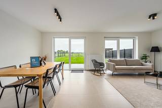 <strong>Op zoek naar een moderne woning op een goede locatie? Ontdek deze twee volledig afgewerkte en direct bewoonbare huizen in Saint-Léger!</strong>
<ul>
<li>E45</li>
<li>Helder</li>
<li>Prachtig uitzicht op het platteland</li>
<li>3 slaapkamers</li>
<li>Inpandige garage</li>
<li>Energetisch</li>
</ul>
Kavel 8 is volledig afgewerkt, inclusief schilderwerk, verlichting en tuinaanleg. <br /><br />Interesse? Neem contact met ons op!