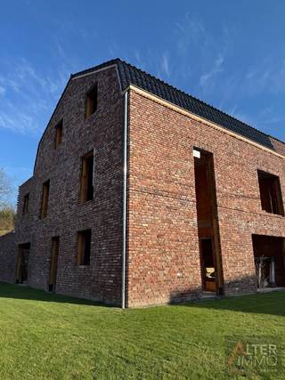 <strong>Ruime ruwbouwwoning met uitzonderlijk potentieel op perceel van 7a 50ca – Genk</strong><br /><br />Deze indrukwekkende ruwbouwwoning is gelegen te Winterslag, op een rustige en residentiële locatie, gekend om haar centrale ligging, goede bereikbaarheid en rijke historische context.<br />De woning bevindt zich op een perceel van 7a 50ca en beschikt over een netto bewoonbare oppervlakte van maar liefst 355 m², aangevuld met een volledige onderkeldering (gedeeltelijk kruipkelder).<br />Op het gelijkvloers voorziet het ontwerp een royale leefruimte van circa 80 m² met open keuken, wat zorgt voor een bijzonder ruimtelijk gevoel en een aangename lichtinval.<br />Aansluitend bevindt er zich een apart salon van nog eens 35 m², ideaal als extra zithoek, speelruimte of kantoor.<br />Verder beschikt de woning over 6 volwaardige slaapkamers, wat dit pand bijzonder geschikt maakt voor grote of samengestelde gezinnen, of voor wie extra ruimte wenst voor bureaus, hobbykamers of logeerkamers.<br />Het uitzonderlijk grote woonvolume, gecombineerd met de ruwbouwstaat, biedt tal van mogelijkheden om deze woning volledig naar eigen smaak en wensen verder af te werken.<br /><br /><strong>Indeling:</strong><br /><br /><strong>Gelijkvloerse verdieping:</strong><br />Inkomhal met vide - gastentoilet - woonkamer met open keuken en plaats voor eethoek en zithoek - apart salon/bureauruimte - wasplaats/berging<br /><br /><strong>Eerste verdieping:</strong><br />Vide trappenhal - overloop - badkamer - 3 slaapkamers<br /><br /><strong>Tweede verdieping (dakverdieping):</strong><br />Nachthal - berging - 3 slaapkamers<br /><br /><em>Afmetingen per ruimte zijn terug te vinden onder "kenmerken".</em><br /><br />De solide ruwbouwstructuur en de hedendaagse architectuur vormen een uitstekende basis om deze woning volledig naar eigen stijl en comfort af te werken.<br />Een unieke opportuniteit voor wie op zoek is naar ruimte, potentieel en de vrijheid om zijn droomwoning volledig naar eigen visie te realiseren.<br /><br />Interesse? Neem gerust contact op voor meer informatie of een bezoek ter plaatse.<br /><br /><strong>Troeven:</strong><br />+ Uitzonderlijk ruim woonvolume<br />+ Volledig naar eigen smaak af te werken<br />+ Rustige, residentiële ligging<br />+ Ideale woning voor grote gezinnen of combinatie wonen/werken<br />+ Volledig onderkelderd