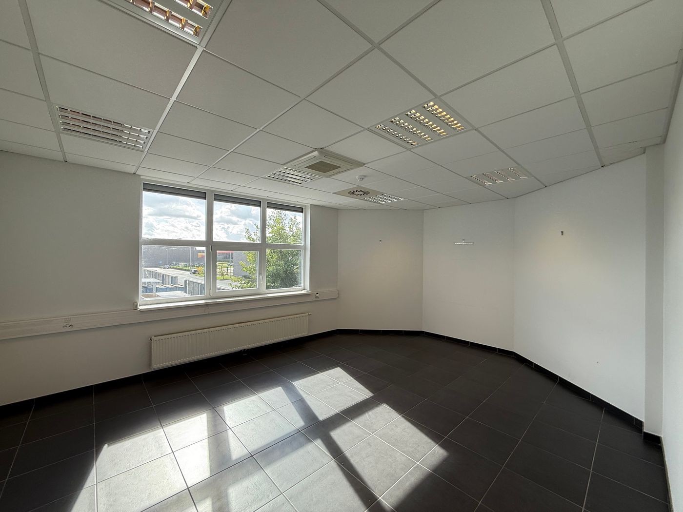 Instapklare bedrijfsruimte met kantoren, magazijn en ruim buitenterrein op toplocatie - foto 2