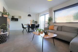 <p><span>Situation<br />Cet</span><span>appartement récent est situé dans un quartier résidentiel agréable de la belle et tranquille ville d'Assenede.<br />Il fait partie de une résidence très bien entretenue et de construction récente.<br />L'immeuble d'appartements est situé au centre et à proximité de deux écoles primaires (450-600m), de magasins (Smatch à 250m) et des transports en commun (arrêt de bus à 200m). Les polders et la nature sont également à proximité.<br /><br /></span></p><p><span>Appartement au rez-de-chaussée<br />Vous</span><span>bénéficierez d'un haut niveau de finition, d'une faible consommation d'énergie et du confort du chauffage par le sol.<br />En outre, les toilettes sont également raccordées à l'eau de pluie.<br /><br />L'agencement de l'appartement est le suivant :<br />/ hall d'entrée avec vestiaire<br />/ toilettes invités<br />/ chambre à coucher <br />/ belle salle de bain avec douche à l'italienne et meuble lavabo contemporain<br />/ espace de vie agréable et lumineux avec une cuisine ouverte de qualité installée et équipée des appareils nécessaires<br />/ la terrasse est accessible par une fenêtre coulissante dans l'espace de vie<br /><br />Il a été très inventif de prévoir des espaces de rangement dans cette résidence.#Vous trouverez de nombreux placards intégrés - du sol au plafond - pour ranger soigneusement vos affaires.<br />NewLine#Un garage intérieur attenant à l'appartement est fourni et accessible par Groenstraat.<br />A l'arrière du bâtiment, dans une zone fermée, vous trouverez le local à vélos commun.<br /> <br /><br /></span></p>