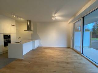 Op een steenworp van centrum Gent vindt u dit nagelnieuw appartement. Het is helemaal klaar voor bewoning.Van zodra u binnenkomt leidt de hal u naar...