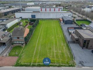 TE VERKAVELEN GRONDEN IN WOON- EN KMO-GEBIED NABIJ DE GRENS !We vinden deze te verkavelen grond van 23a 00ca terug te Smeermaas-Lanaken.Voor meer...