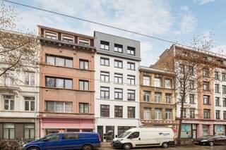 Dit commercieel gelijkvloers is gelegen op een absolute toplocatie, tussen de Marnixplaats, Volksstraat en Nationalestraat. Het bruisende hart van...