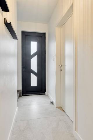 *** KIJKDAG ZATERDAG 19/09 tussen 9u30 en 12u30 *** OP AFSPRAAK *** Ontdek deze moderne halfopen BEN-nieuwbouwwoning, gebouwd in 2023, gelegen in Wichelen op een gunstige locatie nabij het station van Schellebelle. Dankzij het BEN-concept (Bijna-Energieneutraal) geniet u van een energiezuinige en comfortabele woonomgeving.
De woning beschikt over een aangename leefruimte, een praktische indeling en 3 slaapkamers, ideaal voor gezinnen of wie extra ruimte wenst als bureau of hobbykamer. De badkamer is uitgerust met een ligbad en toilet. De volledige woning wordt verwarmd via vloerverwarming, wat zorgt voor een aangenaam en gelijkmatig wooncomfort.
Buiten beschikt de woning over een kleine, onderhoudsvriendelijke tuin, perfect om in alle rust te genieten. Daarnaast is er een garage aanwezig, wat zorgt voor extra comfort en praktische bergruimte. Ook op vlak van energie en duurzaamheid is deze woning uitstekend uitgerust. Er zijn zonnepanelen voorzien en bovendien beschikt de woning over een ruime regenwaterput van 8.000l. Een energiezuinige, instapklare nieuwbouwwoning met hedendaags comfort, praktische voorzieningen en een uitstekende bereikbaarheid dankzij de nabijheid van het station van Schellebelle. Een ideale woning voor wie modern, energiezuinig en comfortabel wil wonen! Wenst u meer informatie of een bezoek? Stuur gerust een mail naar Louis@immoaccenta.be