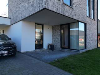 <u><strong>Recente halfopen bebouwing (2023) met 3 slaapkamers, zoldermogelijkheden en zuidgerichte tuin in Maasmechelen</strong></u><br /><br />Deze recente halfopen bebouwing, gebouwd in 2023, is gelegen op een perceel van 3a 37ca in de Eindstraat 2 te Maasmechelen.<br />De woning bevindt zich op een rustige en aangename locatie met een vlotte verbinding naar het centrum van Maasmechelen, winkels, scholen en belangrijke invalswegen. Dankzij de gunstige ligging geniet u hier van een rustige woonomgeving terwijl alle dagelijkse voorzieningen zich op korte afstand bevinden.<br /><br /><strong>Indeling</strong><br />Bij het betreden van de woning komt u in de inkomhal, die voorzien is van een vestiaire en een apart gastentoilet. Vanuit de hal heeft u toegang tot de ruime leefruimte.<br />De leefruimte bestaat uit een grote open en lichtrijke ruimte met grote raampartijen die zorgen voor een aangename lichtinval en een mooi zicht op de tuin. De open keuken is modern ingericht en voorzien van alle nodige toestellen. Dankzij de open indeling blijft er een aangenaam contact met de leefruimte, wat het geheel ideaal maakt voor zowel dagelijks wonen als het ontvangen van gasten. Aansluitend aan de keuken bevindt zich een praktische berging met aansluiting voor wasmachine en droogkast, een uitgietbak en de technische installaties van de woning.<br /><br /><strong>Eerste verdieping</strong><br />Op de eerste verdieping bevindt zich de ruime badkamer, uitgerust met een dubbel wasmeubel, een inloopdouche en een ligbad. Verder zijn er drie slaapkamers, die perfect kunnen dienen als slaap-, kinder- of bureauruimte.<br /><br /><strong>Zolder</strong><br />De zolderverdieping biedt nog extra mogelijkheden. Alle voorzieningen werden reeds voorzien om hier een extra slaapkamer met een kleine badkamer te creëren. Daarnaast bevindt zich hier nog een aparte technische ruimte.<br /><br /><strong>Buitenruimte</strong><br />De woning beschikt over een zuidgerichte tuin, die volledig afgesloten is en daardoor ideaal is voor gezinnen met kinderen of huisdieren. Ook treffen we aan de zijkant van de woning een mooie carport.<br /><br /><strong>Extra troeven</strong><br />- EPC label A<br />- Elektriciteit conform<br />- Recente woning (bouwjaar 2023)<br />- Zonnepanelen<br />- Airco’s op elk verdiep<br />- Zuidgerichte tuin<br />- Volledig omheind perceel<br />-...<br /><br />Deze energiezuinige en instapklare woning combineert modern wooncomfort met een praktische indeling en een gunstige ligging.<br />Ben jij opzoek naar een woning zoals deze, aarzel dan niet en neem contact met ons op voor een bezichtiging!<br /><br /><strong>Tel.: 0032 (0) 485 97 49 28<br />E-mail: info@co-realestate.be</strong><br /> 